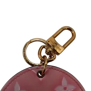 Louis Vuitton Valentine’s Day Illustre Schlüsselanhänger Taschenschmuck Limitierte Editionen Louis Vuitton 16 Louis Vuitton Valentine’s Day Illustre Schlüsselanhänger Taschenschmuck Limitierte Editionen Louis Vuitton 16