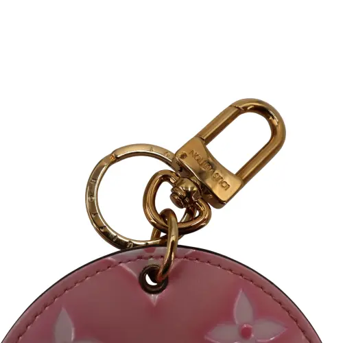 Louis Vuitton Valentine’s Day Illustre Schlüsselanhänger Taschenschmuck Limitierte Editionen Louis Vuitton 9 Louis Vuitton Valentine’s Day Illustre Schlüsselanhänger Taschenschmuck Limitierte Editionen Louis Vuitton 9