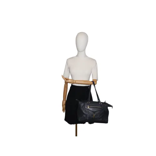 Louis Vuitton Lumineuse Empreinte Carrier bags Louis Vuitton 2 Louis Vuitton Lumineuse Empreinte Carrier bags Louis Vuitton 2