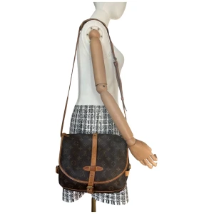 Louis Vuitton Saumur 30 Monogram Canvas Carrier bags Louis Vuitton 34 Louis Vuitton Saumur 30 Monogram Canvas Carrier bags Louis Vuitton 34