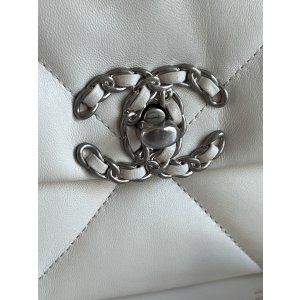 Chanel 19 Small Cremeweiß