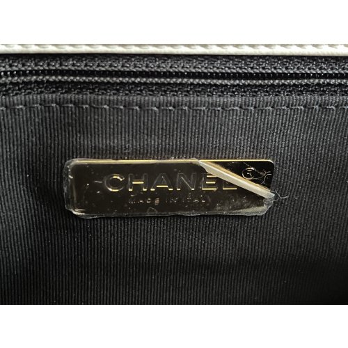 Chanel 19 Small Cremeweiß