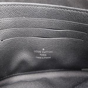 Louis Vuitton Discovery Pochette PM For men Louis Vuitton 24 Louis Vuitton Discovery Pochette PM For men Louis Vuitton 24