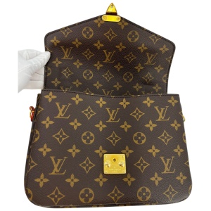 Louis Vuitton Pochette Metis Monogram Canvas