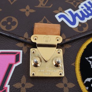 Louis Vuitton Pochette Metis Patches Carrier bags Louis Vuitton 34