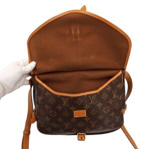 Louis Vuitton Saumur 30 Monogram Canvas Carrier bags Louis Vuitton 32 Louis Vuitton Saumur 30 Monogram Canvas Carrier bags Louis Vuitton 32