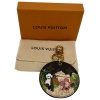 Louis Vuitton Illustre Vivienne China Schlüsselanhänger Taschenschmuck Limitierte Editionen Louis Vuitton 9 Louis Vuitton Illustre Vivienne China Schlüsselanhänger Taschenschmuck Limitierte Editionen Louis Vuitton 9