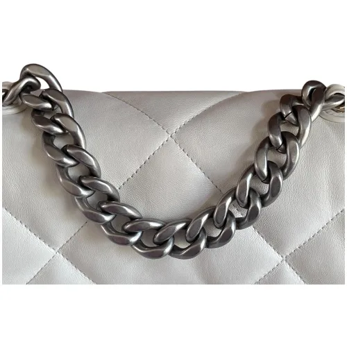 Chanel 19 Small Cremeweiß