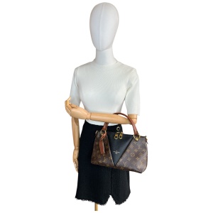 Louis Vuitton V Tote BB Monogram Noir Cara